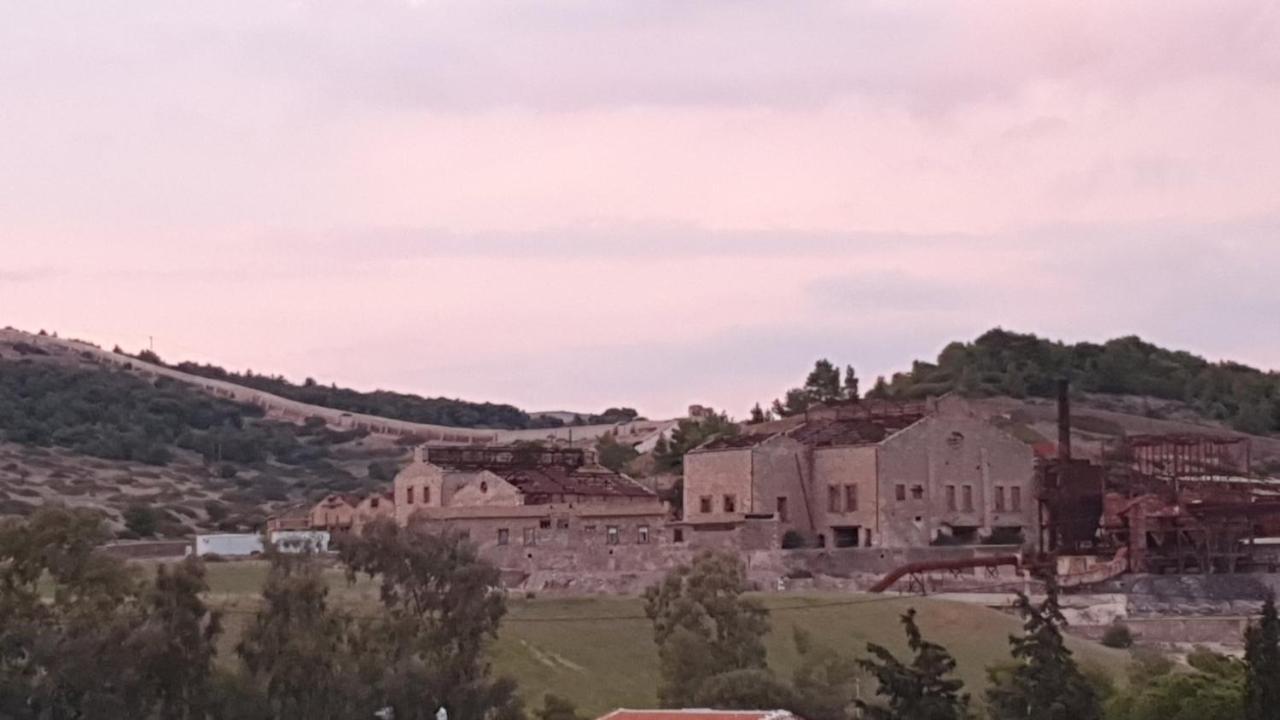 Sea & Mountain Apartment Close To Port And City Lávrion 外观 照片