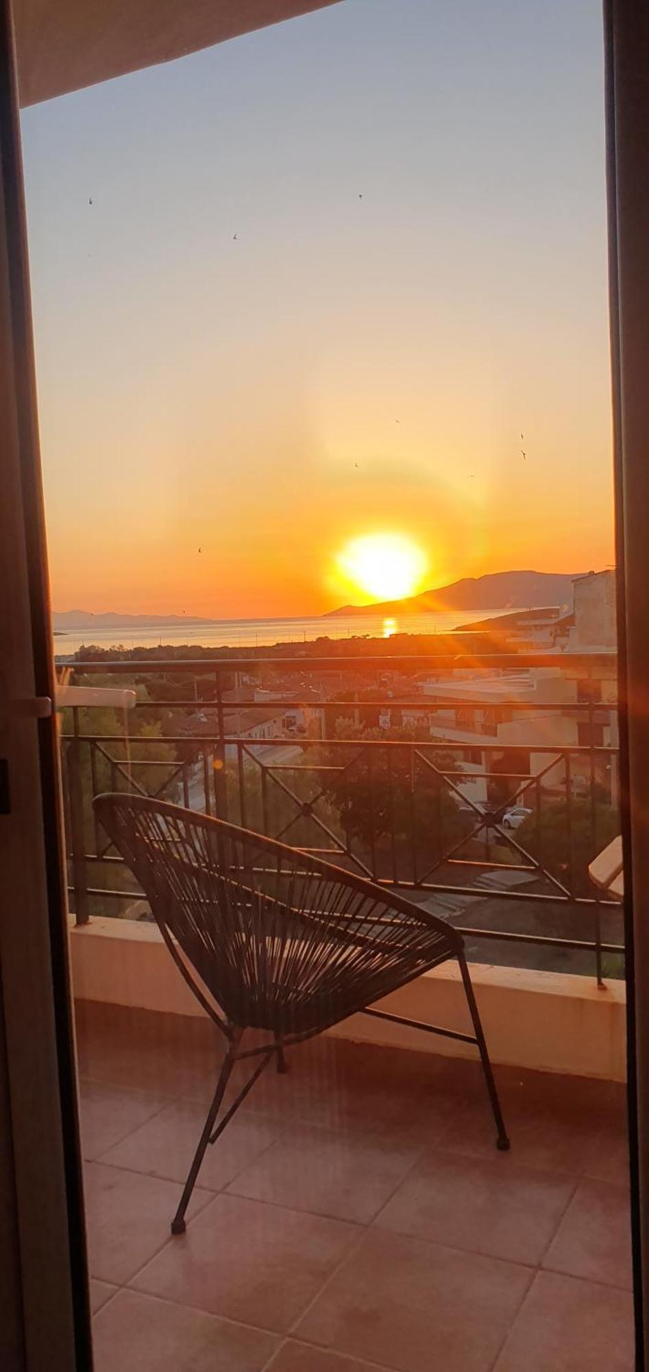 Sea & Mountain Apartment Close To Port And City Lávrion 外观 照片